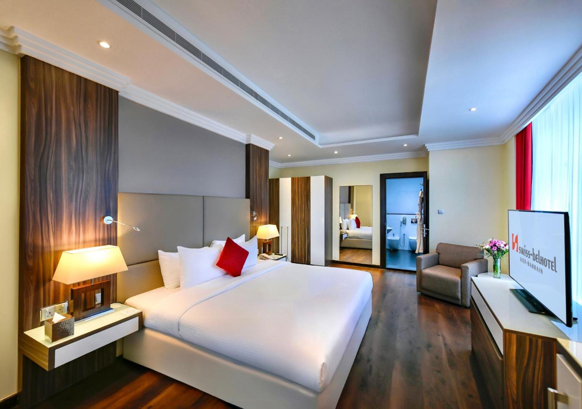 Deluxe Suite with Vista 27 Lounge Access